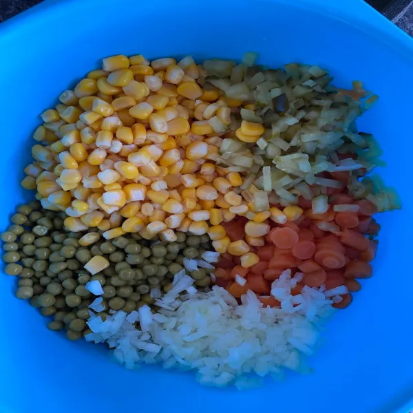 Masukkan jagung manis, kacang polong dan wortel, 1 slice pickles, dan bawang bombay cincang ke dalam mangkuk besar