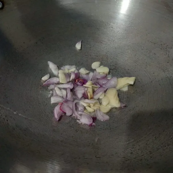 Tumis bawang hingga layu dan harum.