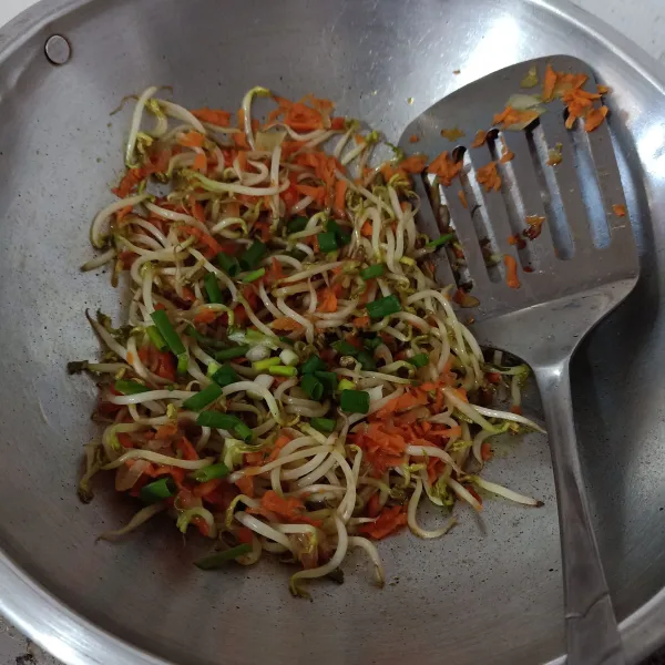 Masukkan potongan daun bawang, masak sampai matang.