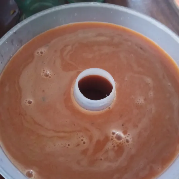 Siapkan cetakan puding, perciki atau semprot dengan air matang di dindingnya, lalu tuang puding. Biarkan puding Thai tea mendingin dan set, agar lebih cepat rendam cetakan diatas baskom berisi air agar panasnya pindah ke air.