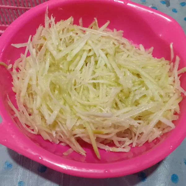 Serut pepaya mentah lalu cuci bersih.