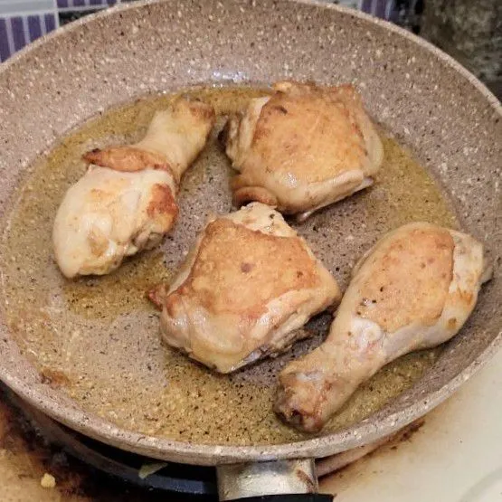 Cuci bersih ayam beri garam merica dan minyak wijen diamkan selama 1 jam dalam kulkas. Kemudian panaskan butter dan stir fry ayam bolak-balik hingga matang. Angkat dan sisihkan