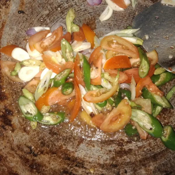 Saat ikan sudah digoreng lalu tumis bumbu rajang bekas goreng ikan tadi lalu tumis hingga matang layu