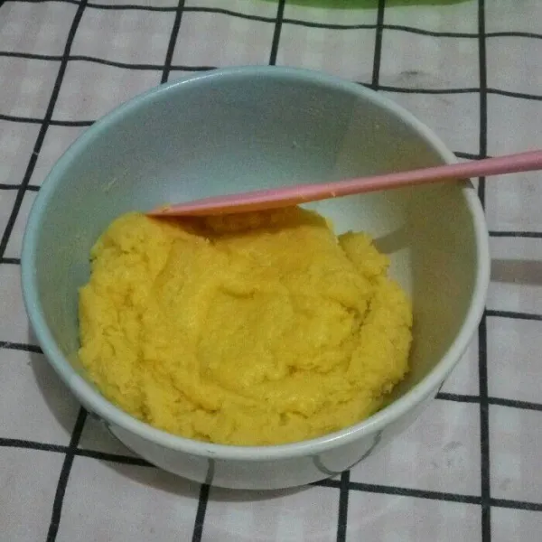Campur (mentega + tepung + air es) hingga tercampur rata dan tidak lengket dengan wadah.