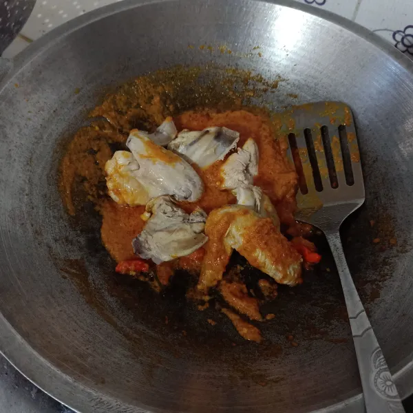 Masukkan ayam, aduk rata.