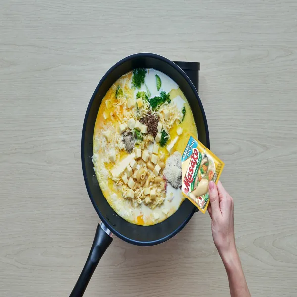 Matikan api lalu masukan kocokan telur aduk hingga rata. Lalu masukan keju, pala dan lada bubuk dan Masako Ayam. Aduk hingga rata.
