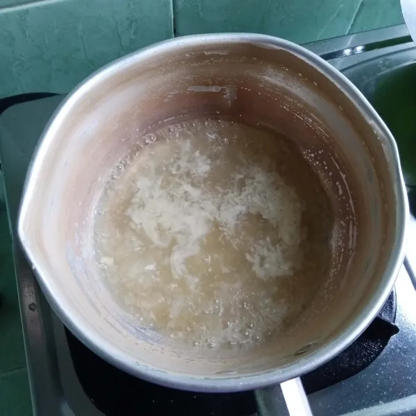 Rebus air, bawang putih yang telah dihaluskan, garam dan kaldu jamur.