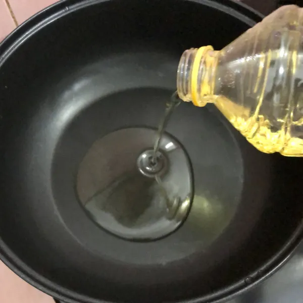 Panaskan 50 ml minyak goreng