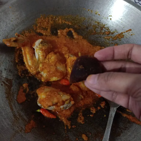 Tambahkan gula merah.