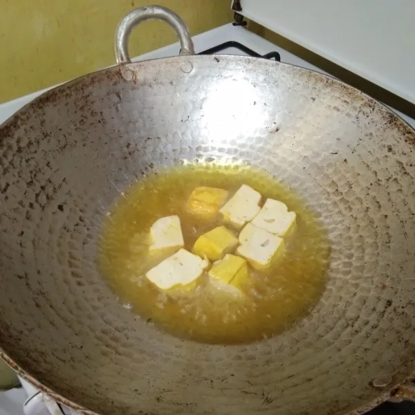 Goreng tahu hingga matang kecokelatan, tiriskan