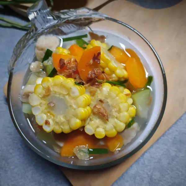 Menjelang diangkat masukkan irisan daun bawang, aduk rata. Matikan api dan siap disajikan dengan taburan bawang goreng.