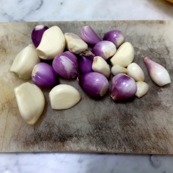 Kupas bawang merah dan bawang putih.