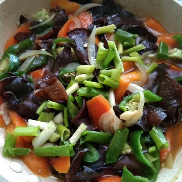 Masukan irisan bawang daun, masak hingga matang