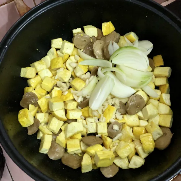 Masukkan bawang putih cincang dan bawang bombay, aduk rata