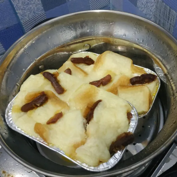 Setelah matang, matikan  kompor, buka tutup panci dan tunggu hingga permukaan puding mengempes baru diangkat. Bisa disajikan selagi hangat atau dingin