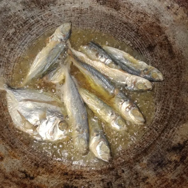 Ikan yang sudah direndam lalu goreng dengan secukupnya minyak, pastikan menggorengnya tidak terlalu matang agar ikan tidak mudah hancur
