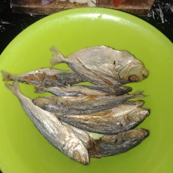 Pertama siapkan ikan asin, lalu cuci bersih dan rendam sebentar agar tidak terlalu asin