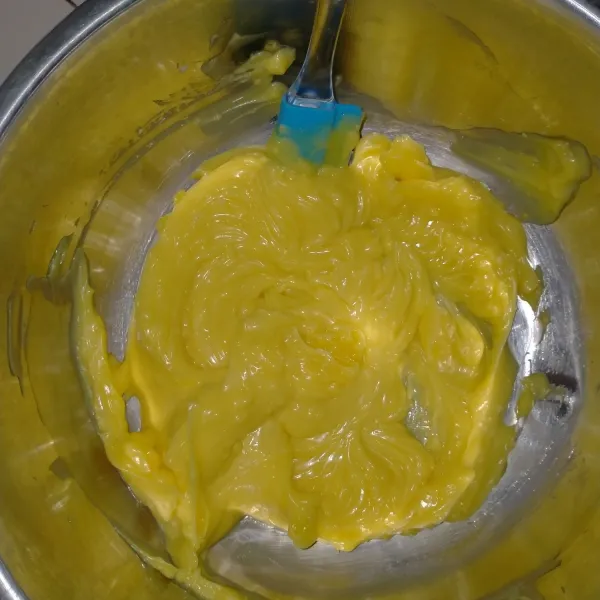 Dalam baskom, aduk rata hingga halus, butter dan margarin.