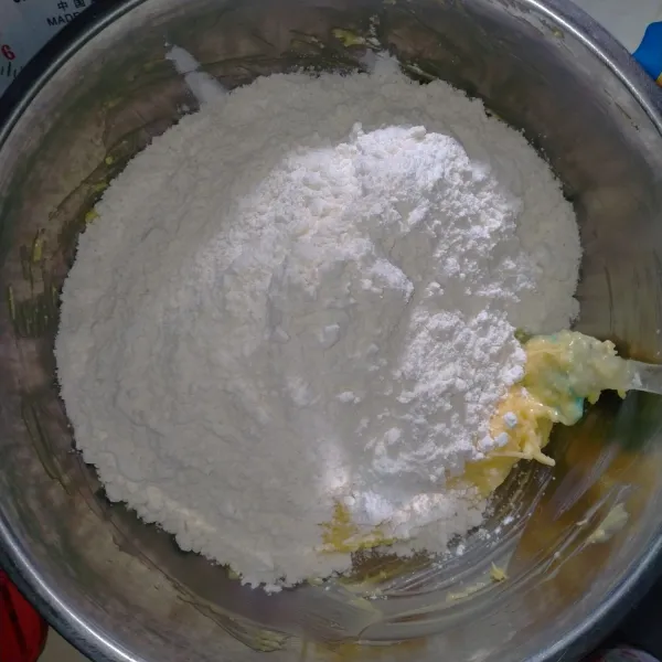 Tambahkan tepung kunci, maizena dan susu bubuk. aduk rata. Uleni dengan tangan yang sudah menggunakan sarung tangan plastik.