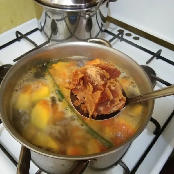Masukan gula merah dan gula pasir pada panci yang sedang dimasak, aduk rata