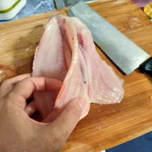 Bersihkan ikan nila, lalu iris memanjang dagingnya tapi jangan sampai putus. Kemudian lumuri jeruk nipis.