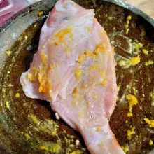 Kemudian balur ikan nila dengan bumbu. Biarkan selama 20 menit hingga bumbu meresap.