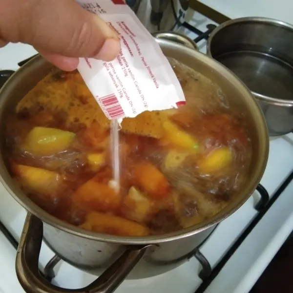 Tambahkan vanili bubuk, aduk