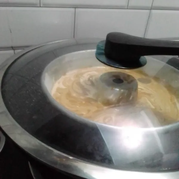 Panasakan wokpan, alasi dengan tatakan besi didalamnya lalu masukkan loyang yang telah diisi adonan panggang selama 20-40 menit atau sampai matang. Angkat dan sajikan. Hasilnya lembut cocok buat temen ngopi atau ngeteh.