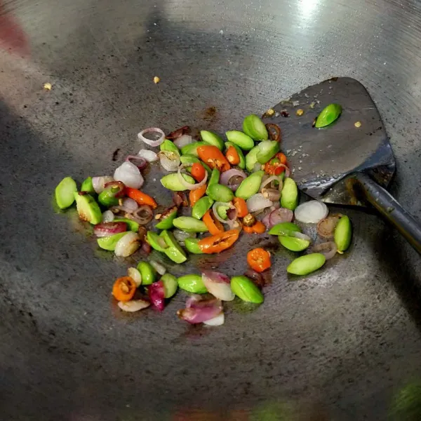 Dalam wajan, tumis bawang merah dan bawang putih hingga layu. Kemudian masukkan cabe dan pete. Beri garam, kaldu jamur dan gula pasir. Aduk rata. Tes rasa.