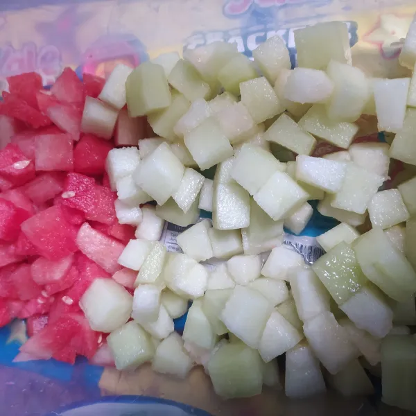 Kupas buah melon dan semangka, cuci bersih lalu potong dadu.
