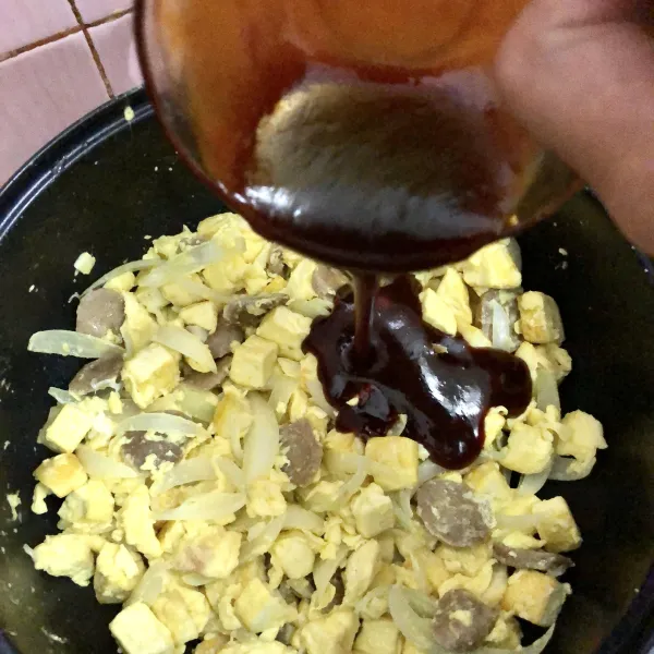 Tambahkan semua campuran saos dan kecap, 50 ml air, aduk rata