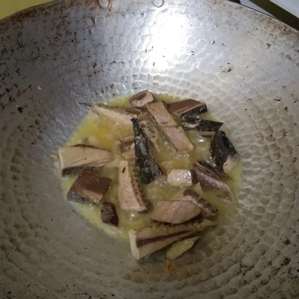 Goreng pindang tongkol, tiriskan