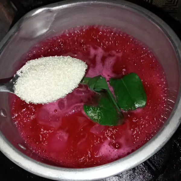 Tambahkan gula pasir, rebus dengan api sedang cenderung kecil.