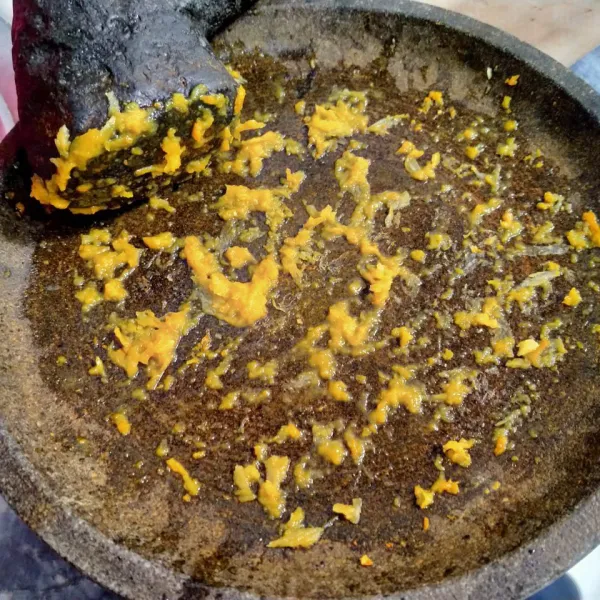 Bumbu diulek halus.