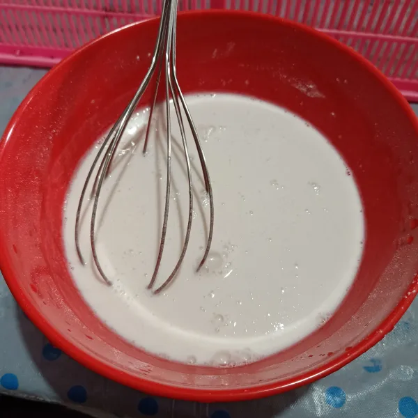 Campur tepung tapioca, tepung beras, dan 250 ml, aduk rata