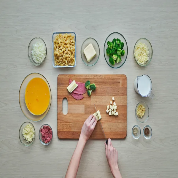 Siapkan bahan-bahan dan rebus macaroni hingga matang. Panaskan mentega, kemudian tumis bawang putih dan bawang bombay sampai harum .