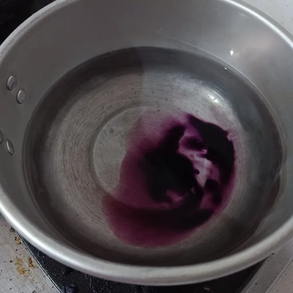Rebus 500 ml air dan pasta taro sampai mendidih