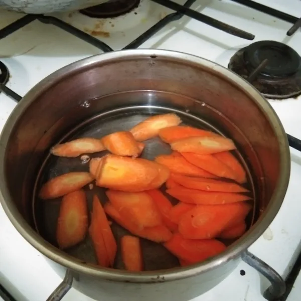 Rebus wortel hingga setengah matang, tiriskan