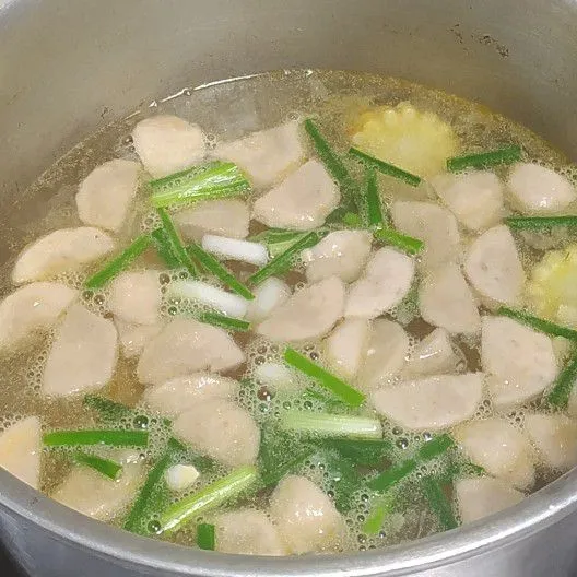 Masukkan wortel dan labu siam. Bumbui dengan garam halus, gula pasir dan kaldu bubuk. Aduk rata. Masak hingga semua matang.