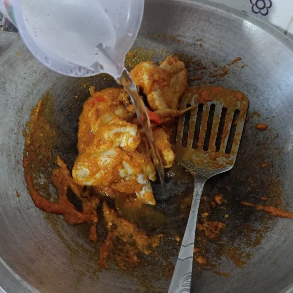 Masukkan air, aduk rata.