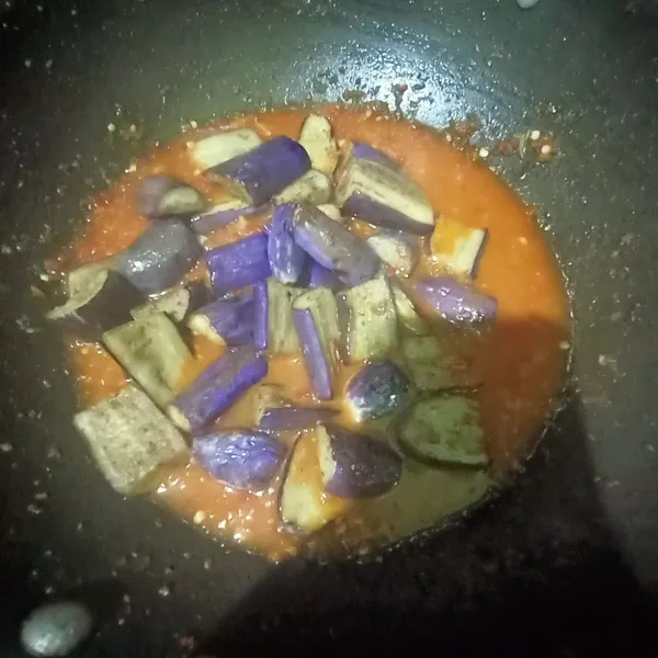 Terakhir masukkan terong yang sudah digoreng terlebih dahulu. Masak sampai kuahnya menyusut.
