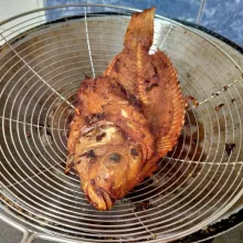 Lalu goreng hingga matang dan garing. Angkat, tiriskan.