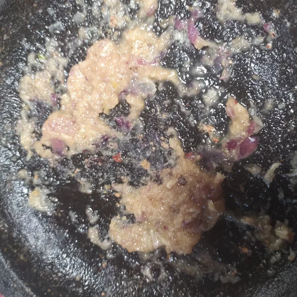 Haluskan bumbu-bumbunya.