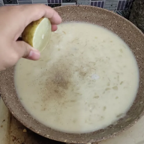 Tambahkan terigu aduk rata kemudian masukkan heavy cream lalu tambahkan garam, gula, merica, keju parmesan, dan perasan jeruk lemon, aduk rata hingga mengental