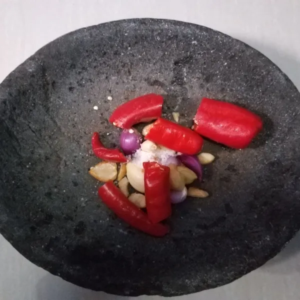 Siapkan bumbu halus di cobek, haluskan bawang merah, bawang putih, kemiri dan cabai