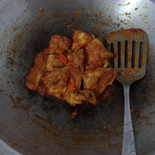 Bumbui gula, garam, dan kaldu bubuk. Masak sampai matang dan kuah menyusut.