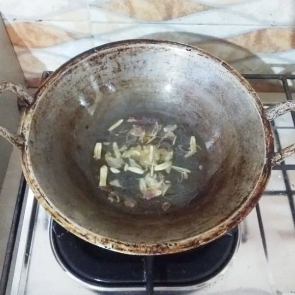 Panaskan minyak, tumis bawang merah dan bawang putih hingga harum, lalu tuang air.