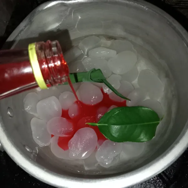 Tuang sirup cocopandan dan aduk rata.