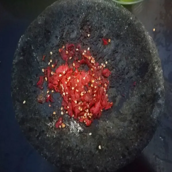 Haluskan cabai keriting, cabai rawit, gula merah, garam dan terasi