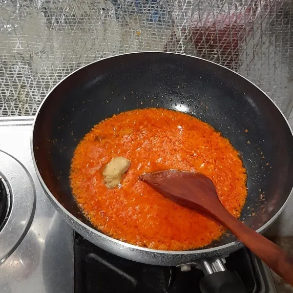 Tumis bumbu dan masukkan jahe geprek, tumis hingga wangi dan bumbu matang agar tidak langu